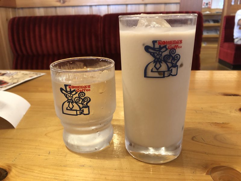 アイスミルクコーヒーのグラスを水グラスと比較